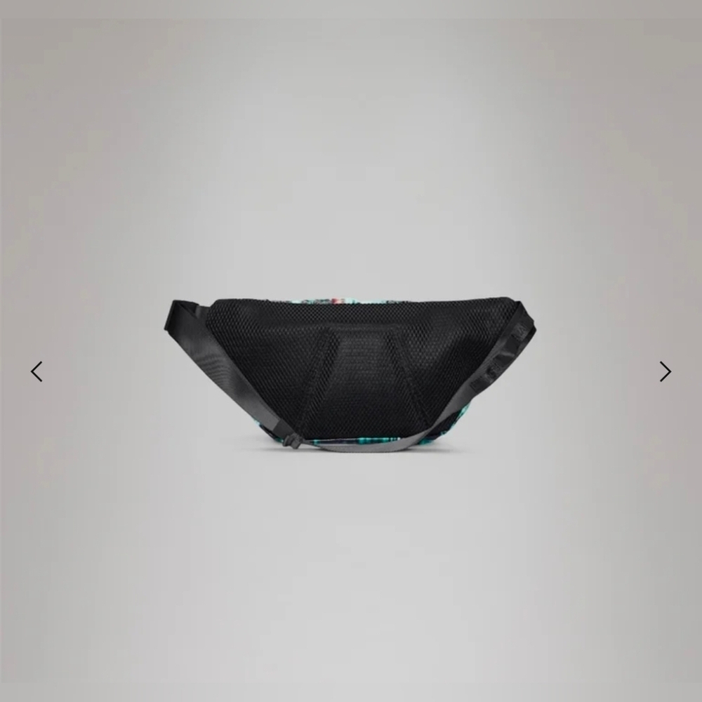 NWT! RAINS, UNISEX , Sibu Bum Bag Large, Blur, MSRP $135 - Picture 5 of 16